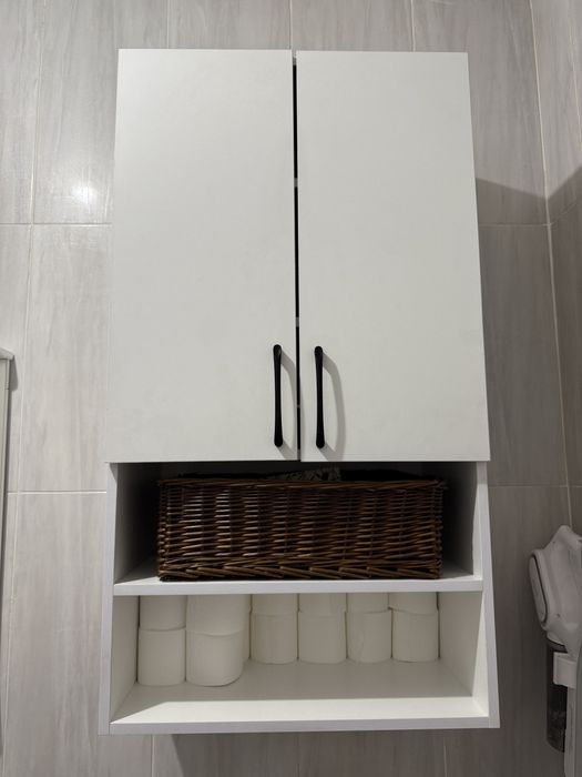 Висячий шкаф на стене