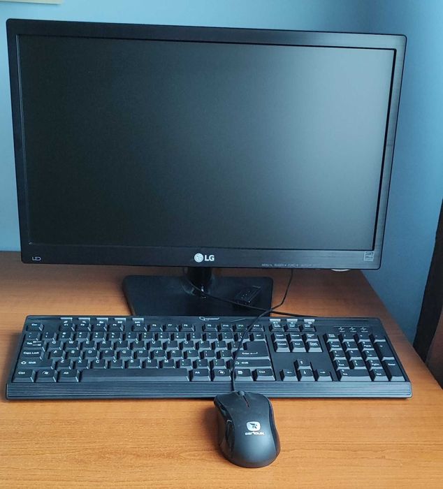 Vand PC desktop (unitate centrala, monitor, tastatura, mouse)
