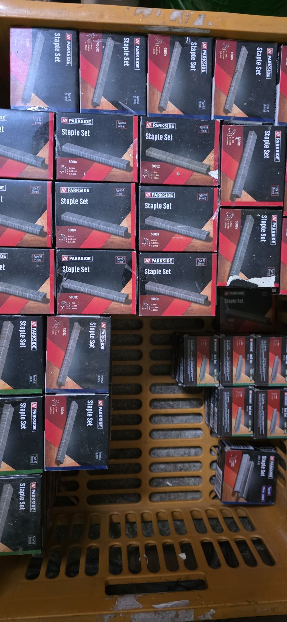Capse si cuie metalice pentru pistol , tapiterie