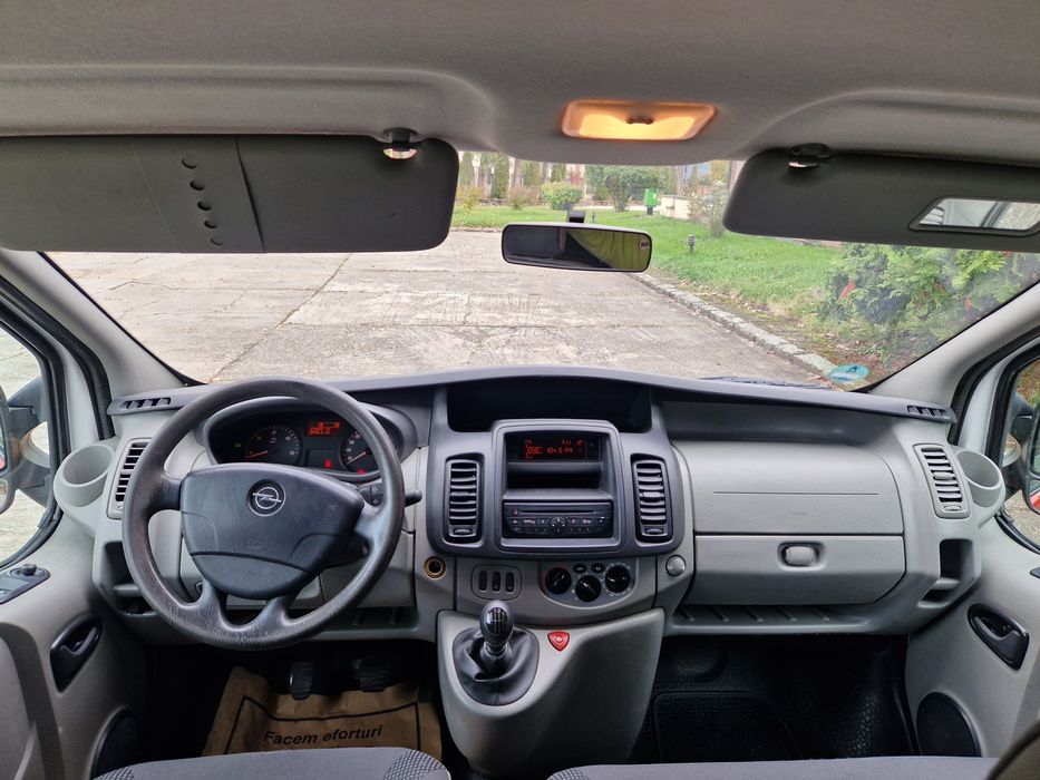 Vând Opel Vivaro 2.0diesel 8+1 locuri  recent adusa din Germania