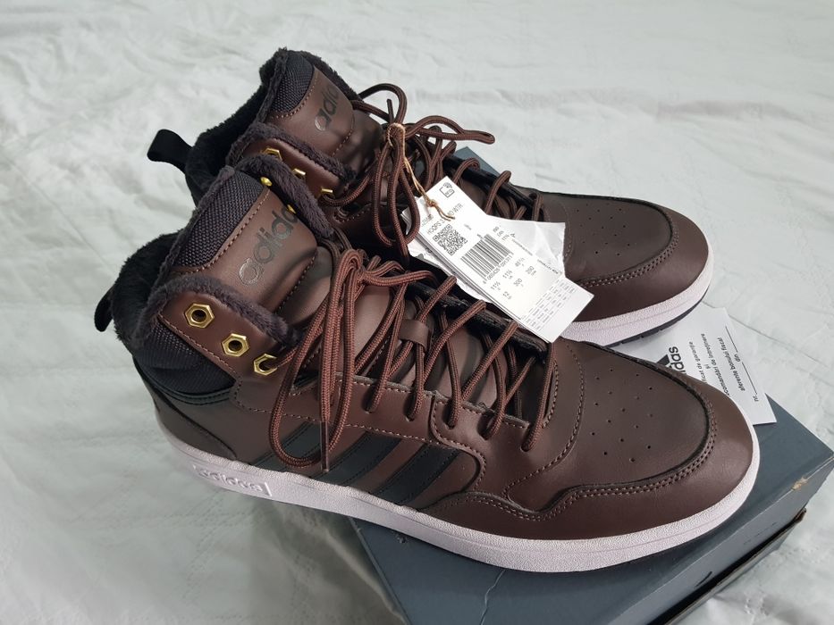 Ghete Adidas noi cu etichetă