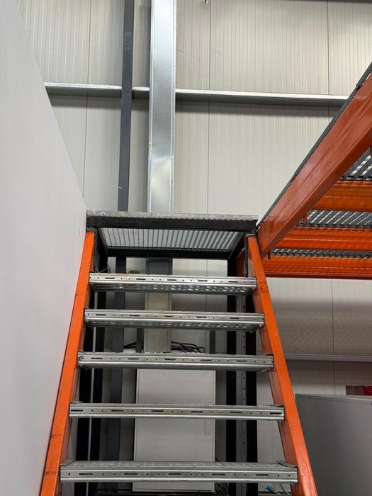 Rafturi metalice platforma