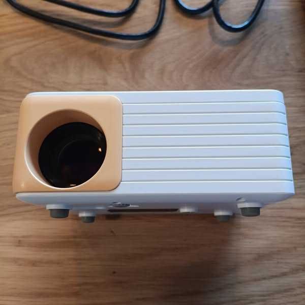 НОВ! Мини проектор – Full HD 1080P, 50% Zoom, HDMI/USB