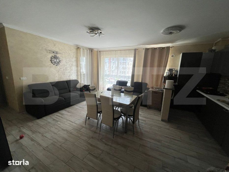 Apartament de vanzare, cu 3 camere, 92 mp, parcare, intermediar, zona
