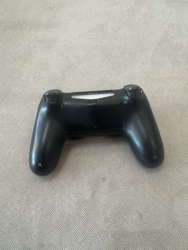 Джойстик за ps4 и две игри за ps4