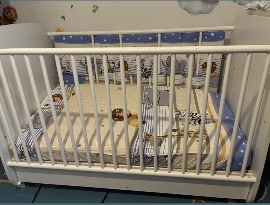 vand patut de lemn cu saltea si protectii