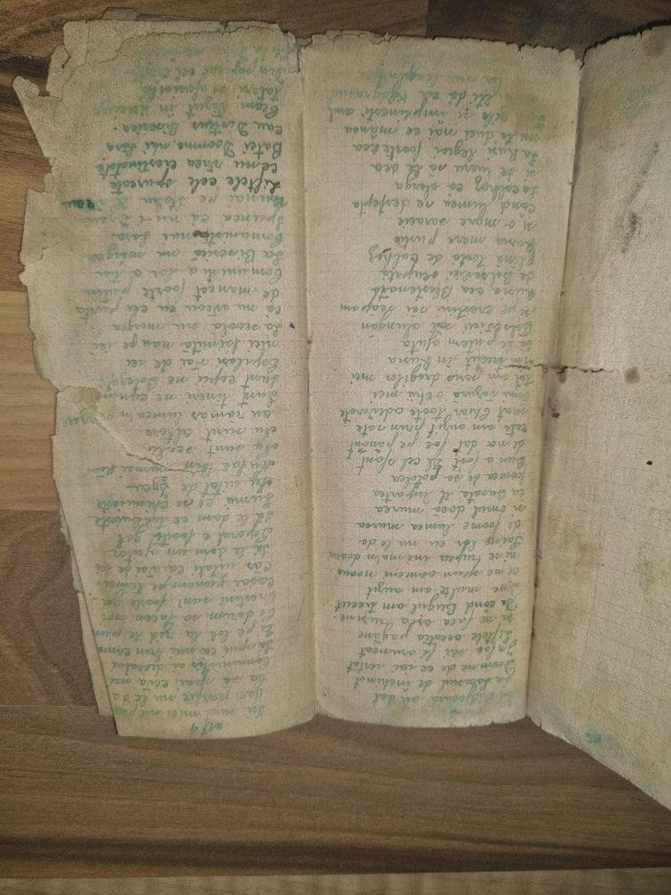 Vind decorați vechi și un manuscris extrem de autentic și valoros