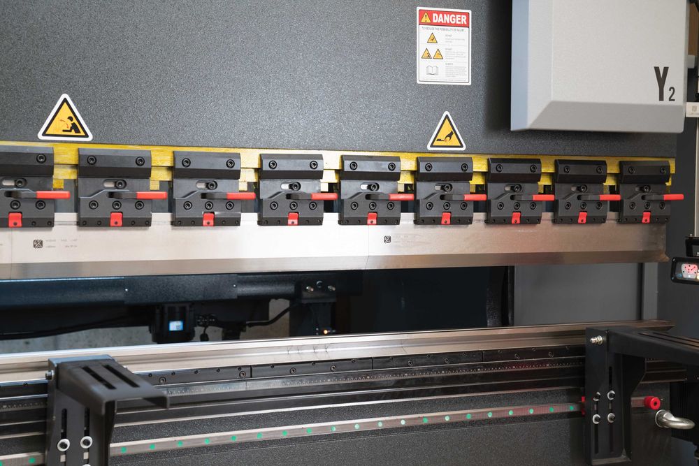 АБКАНТ CNC 1600 – 40 тона;  Абкант 3200 – 125 тона НОВИ налични