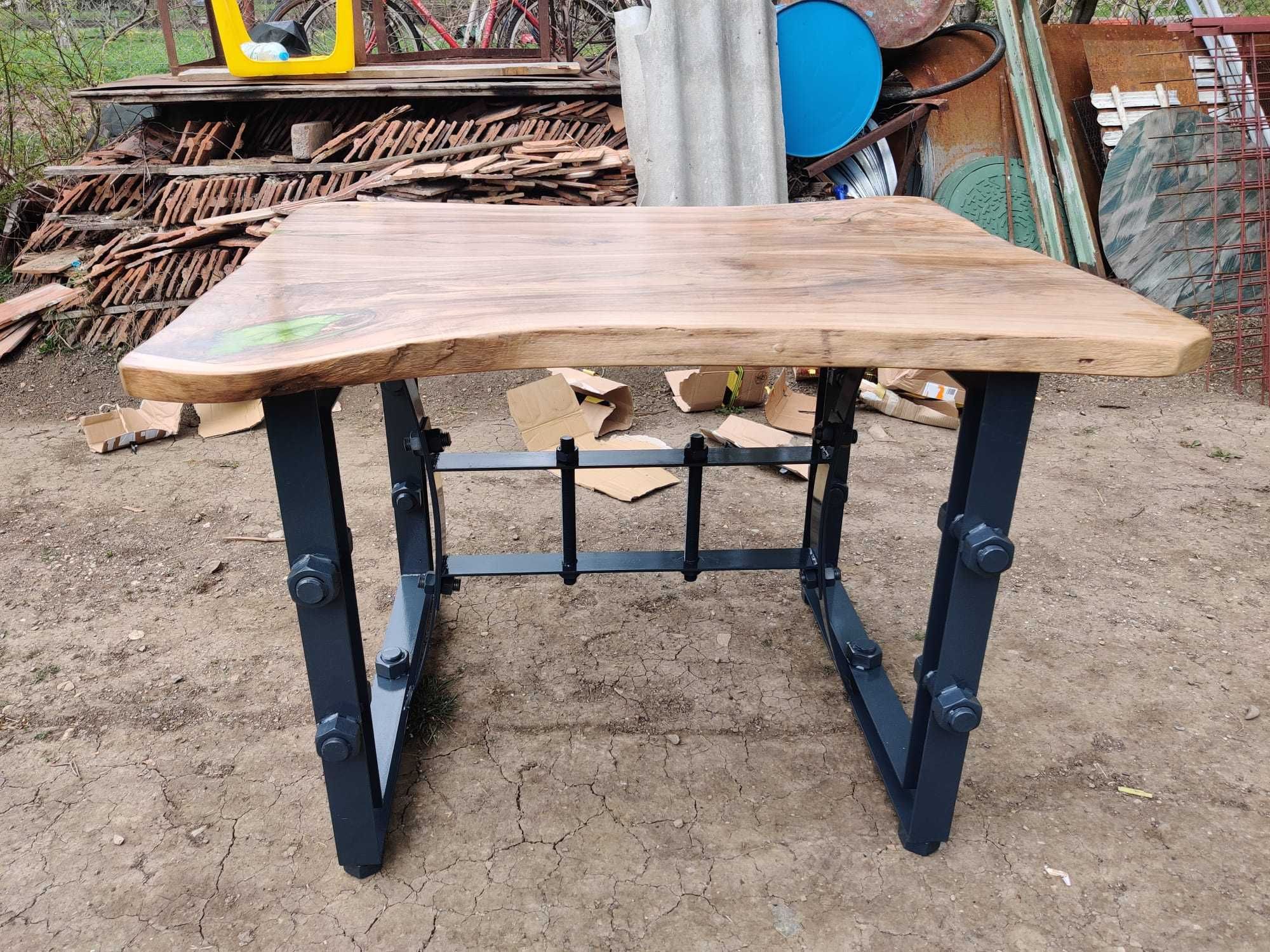 Vând masă din lemn de nuc cu rășină epoxidică și picioare metalice.