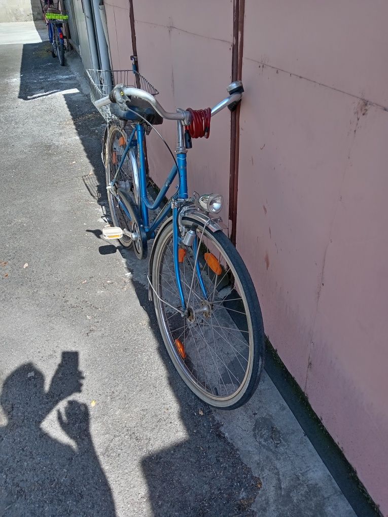 Bicicletă damă albastră.