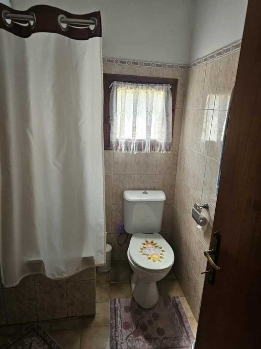 Самотоятелна къща в голям парцел