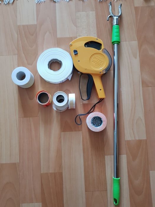 Айподс, машинка наклеивать ценники, палка крючок, клатч женский