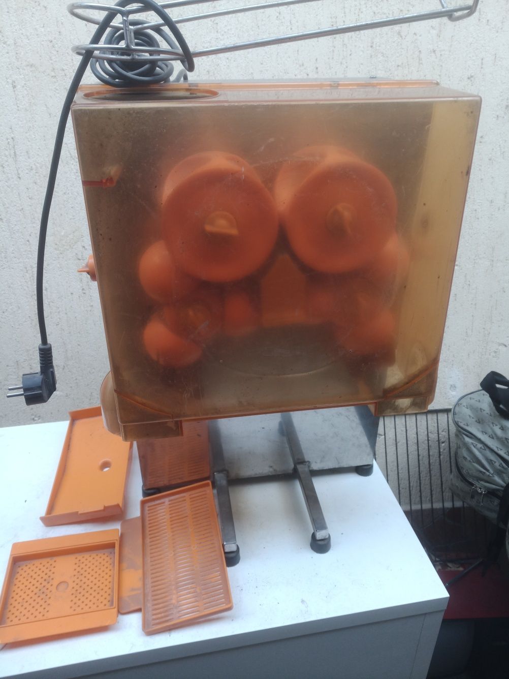 Машина за  изстискване на портокали за сок