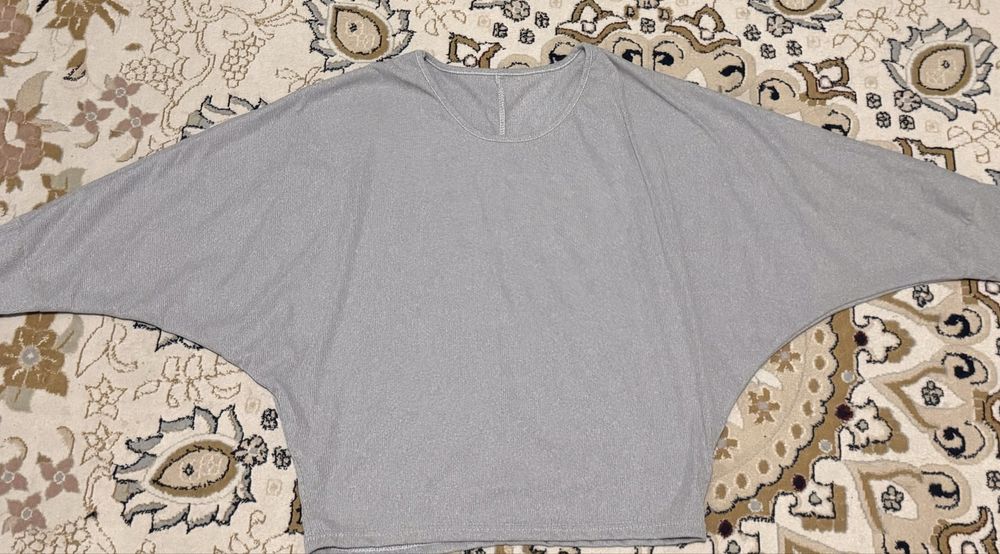 Серая кофта.