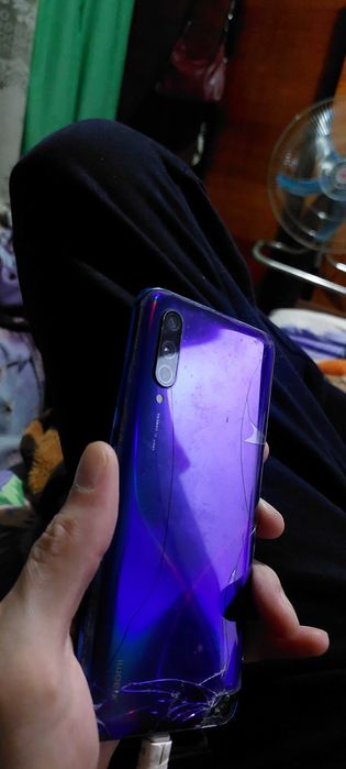 Mi 9 lite 6/128 на запчаси(телефон работает но экран погас)