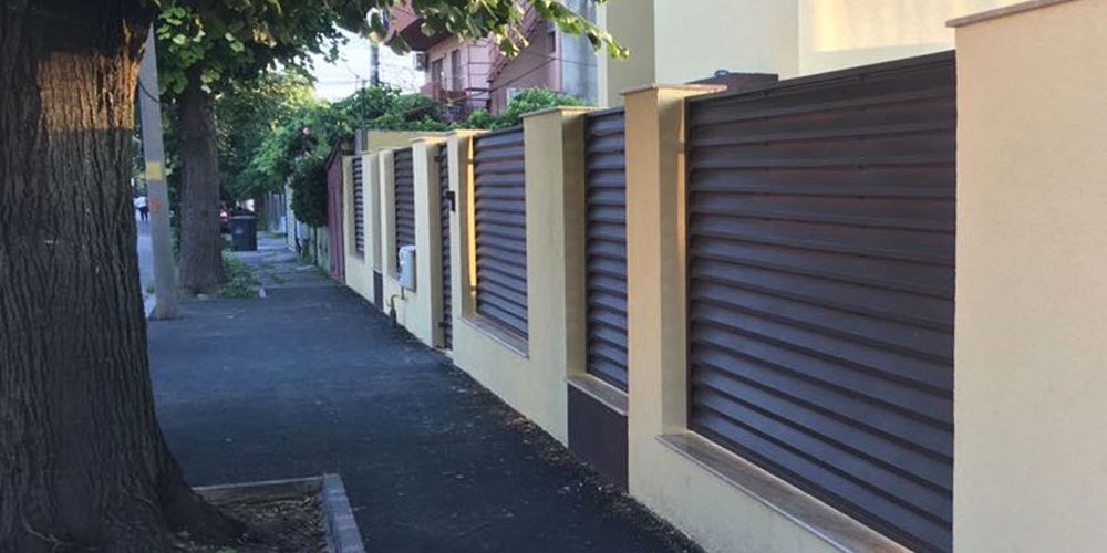 Construim la comanda dvs. garduri si porti din:
- panouri stil jaluzea