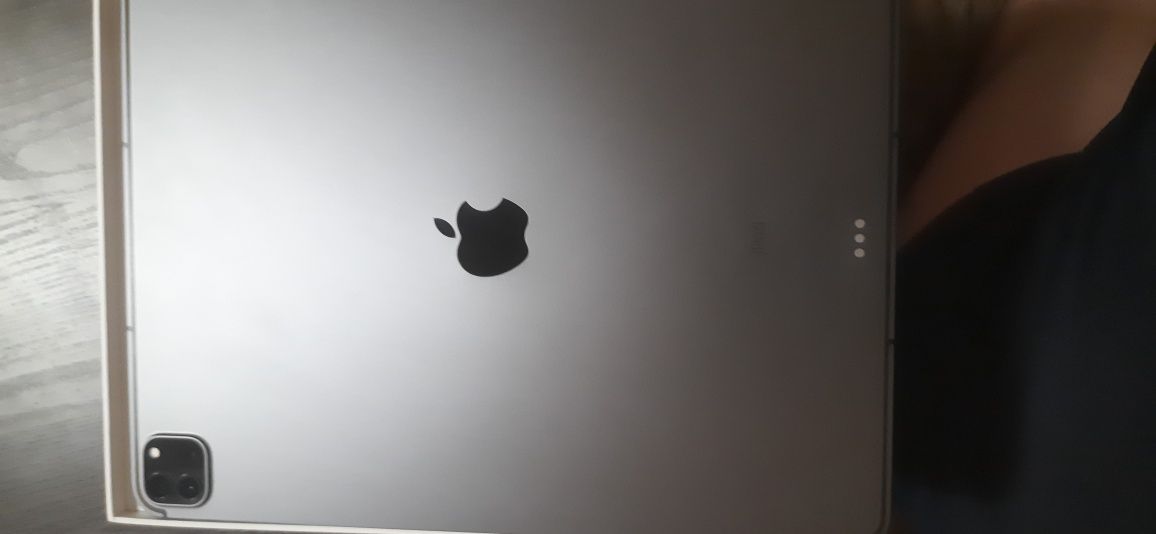 Ipad Pro 12.9 inch 5- generation  xotirasi 256GB 
Sim card tushadi dey