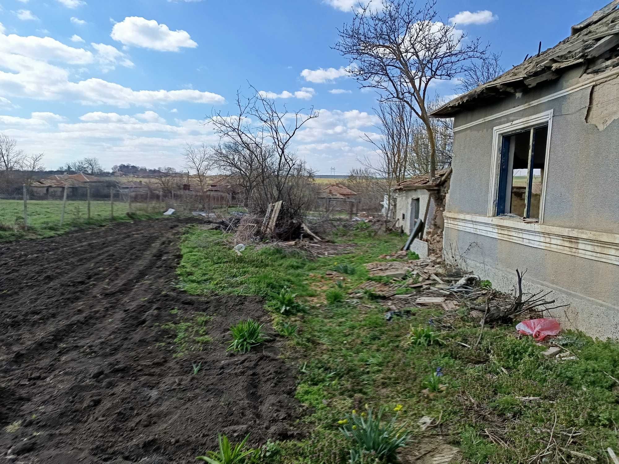 Голям двор с полу съборена къща в село Свобода, област Добрич