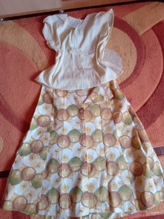 Vând fusta cu bluza de vara, rochii de vara