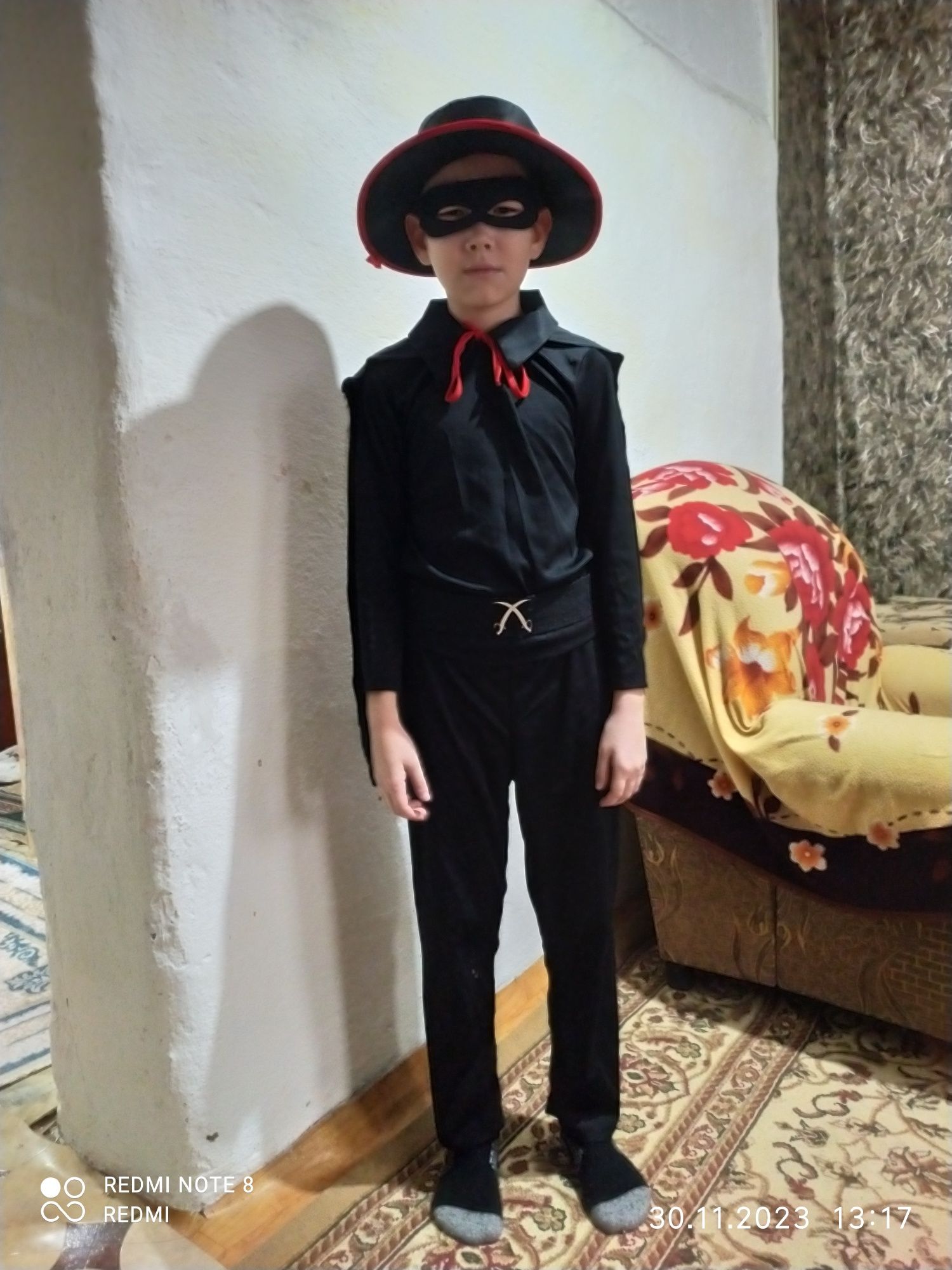 Продам костюм Zorro