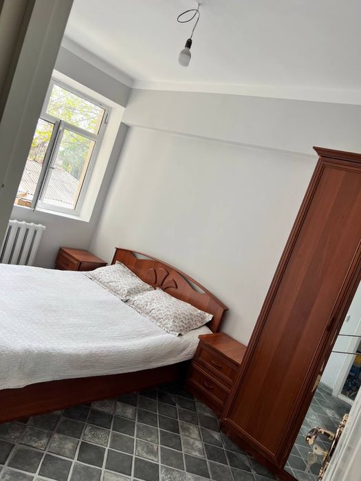 Krovat (matrassiz), 2 tumbochka, komod va shkaf.