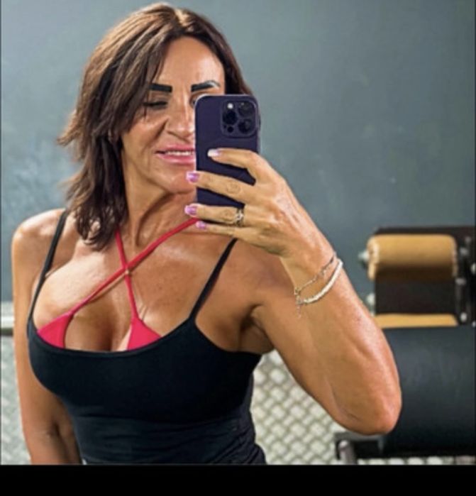 Bustiera rosie foarte sexi pentru sala si alte activitati