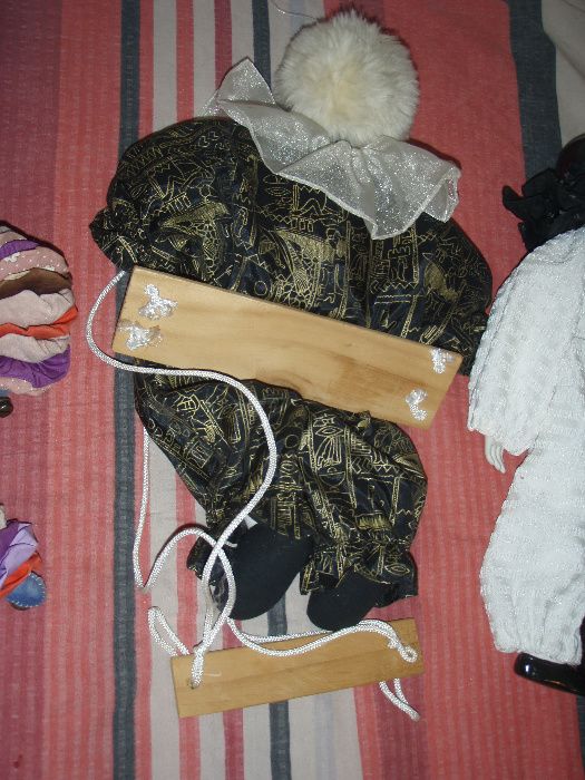 Clovni papusa din portelan si discuri de material, 45 cm