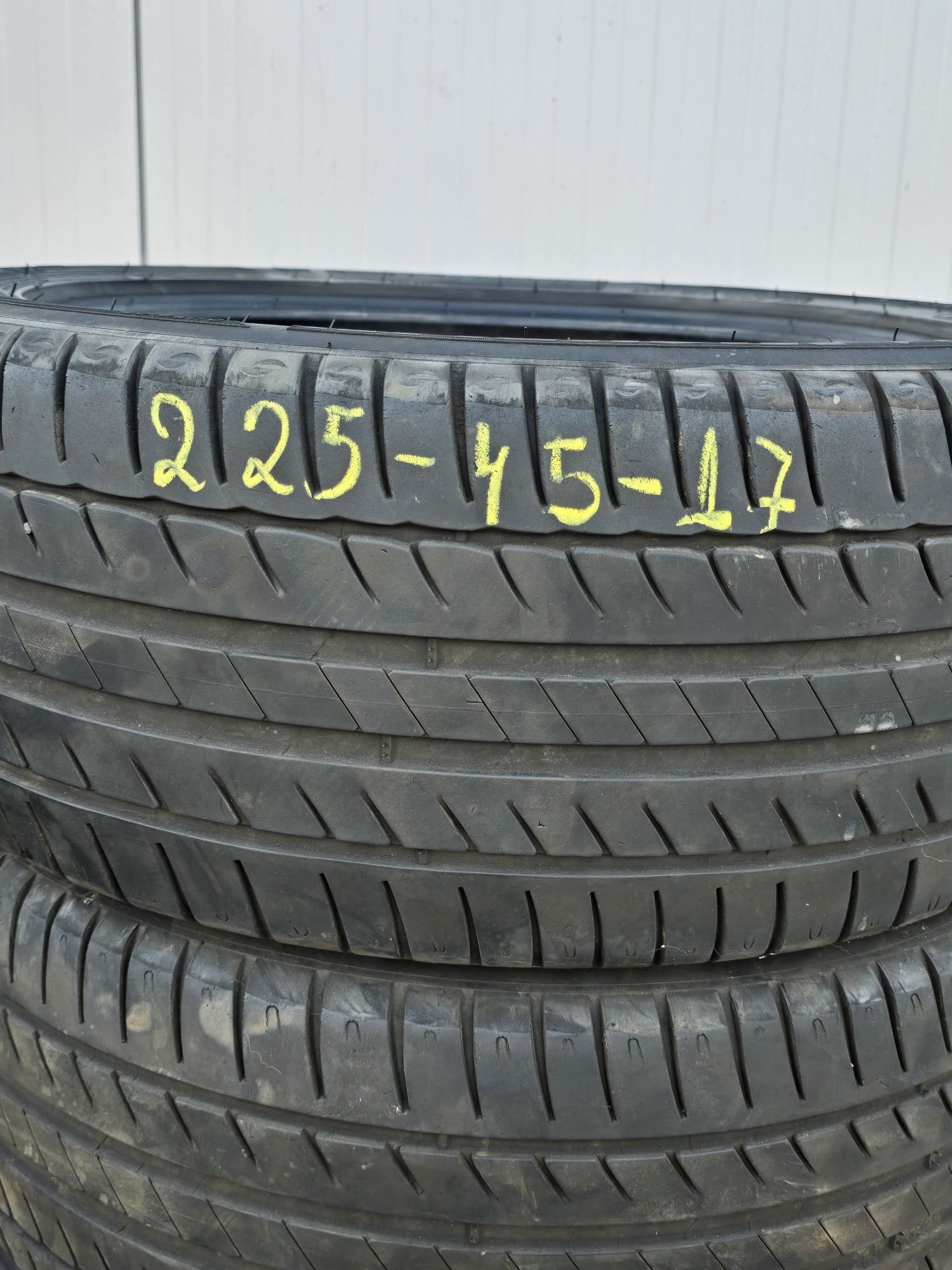 2 Броя 225/45/17 Michelin 2x5,5mm
