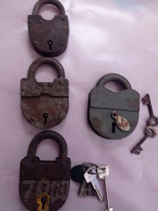 Продам  навесной замок  ссср замка петли очень старинные в рабочем с