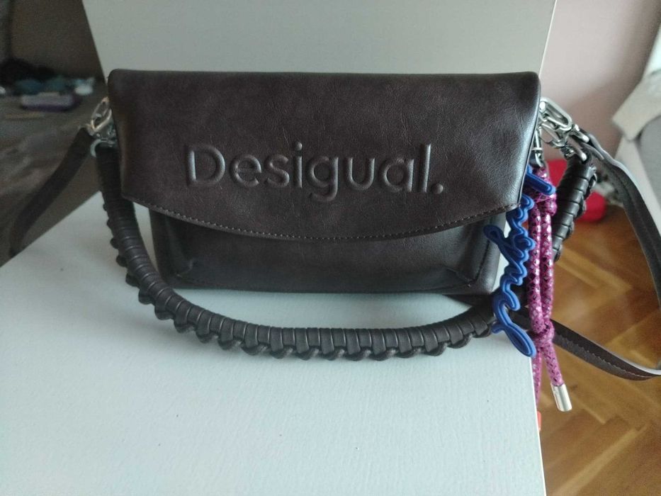 Продавам малка чанта на Desigual.