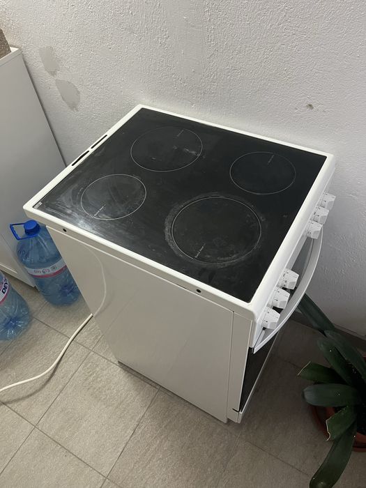Фирна Zanussi с керамични котлони