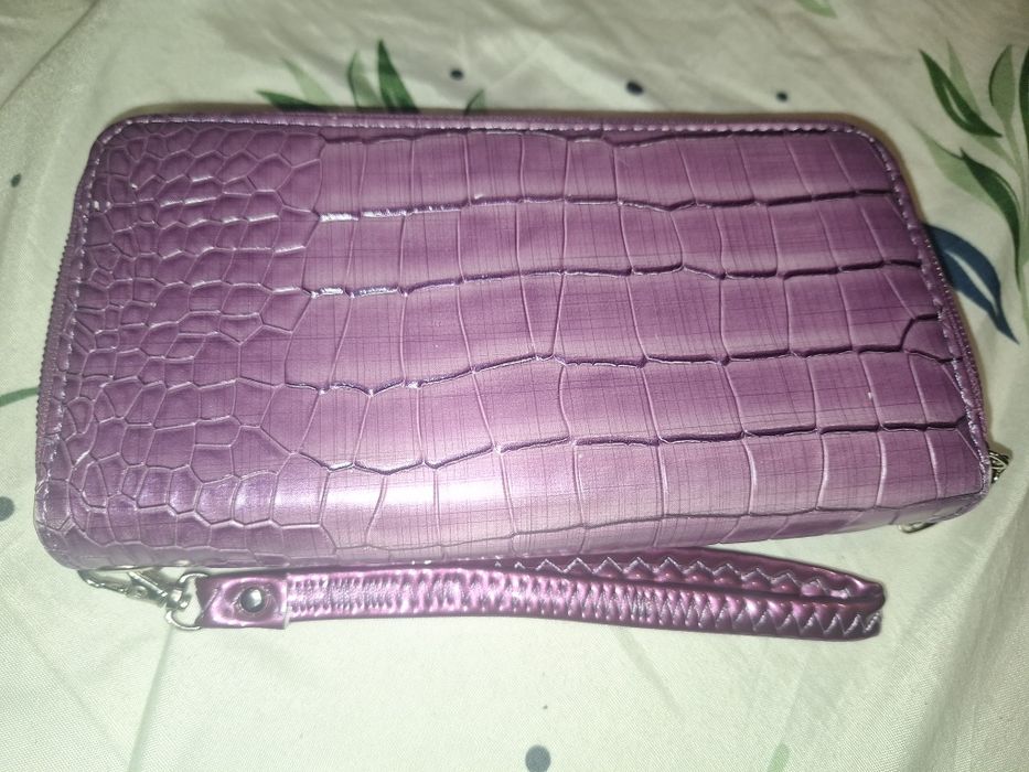 Дамско портмоне Guess и лилав крокс и друго