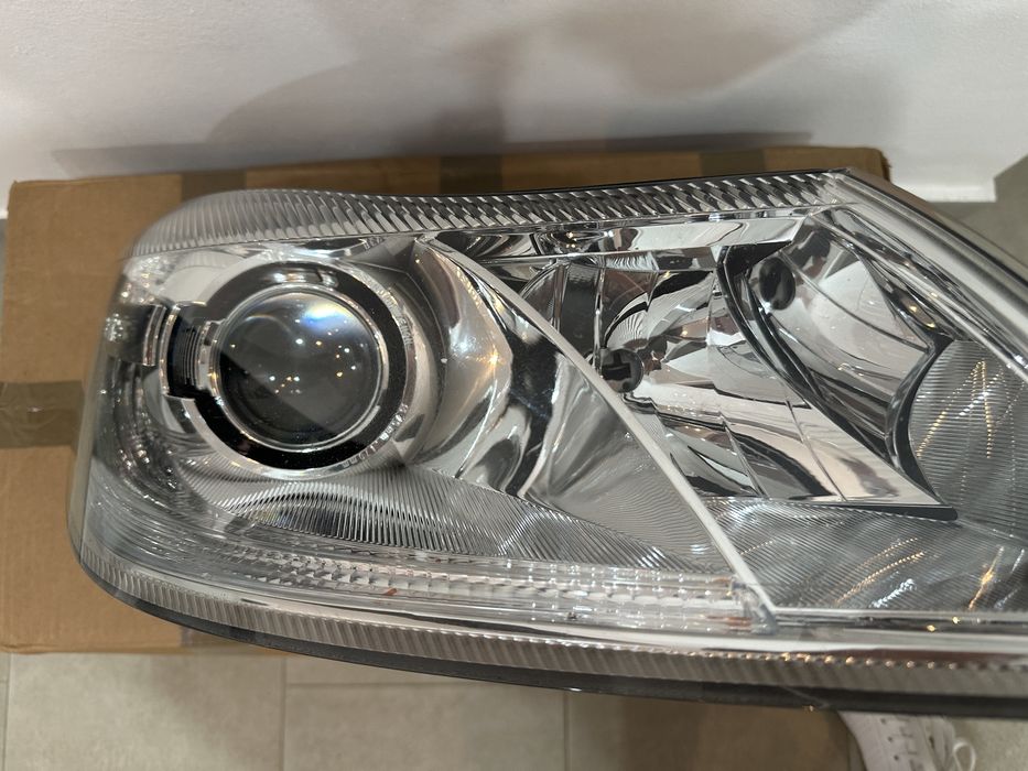 Far dreapta skoda octavia 2 fl facelift xenon adaptiv Europa