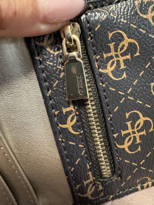 Дамски портмонета Guess
