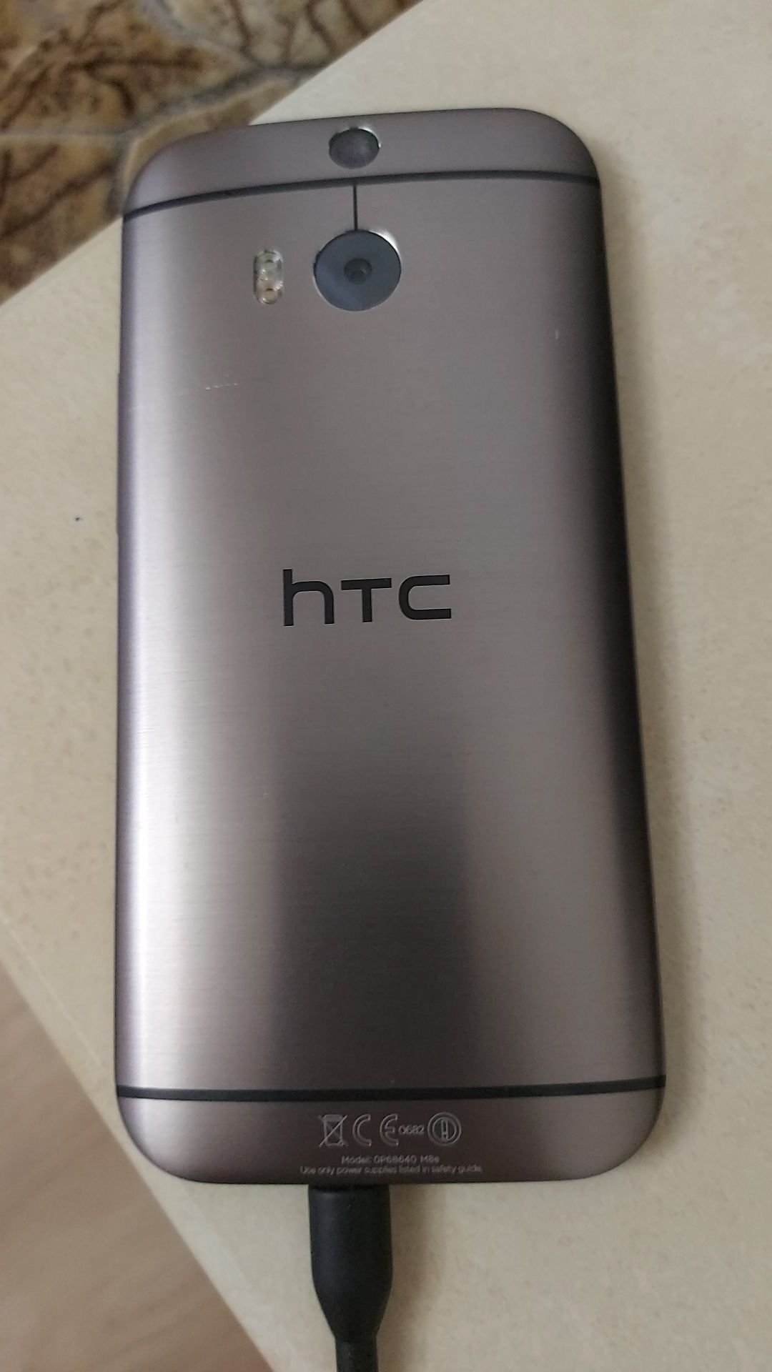 Продам смартфон HTC One