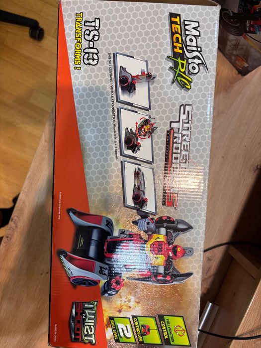 Robot transformer cu telecomanda, trage cu 6 rachete, lumini si sunet