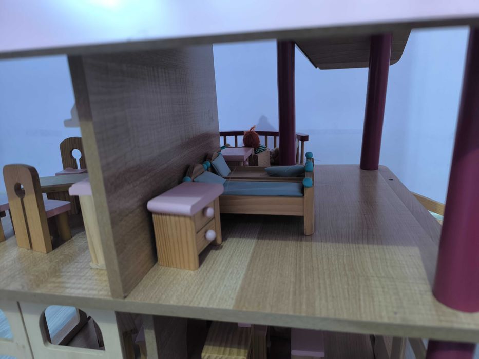 Детска дървена къща за кукли