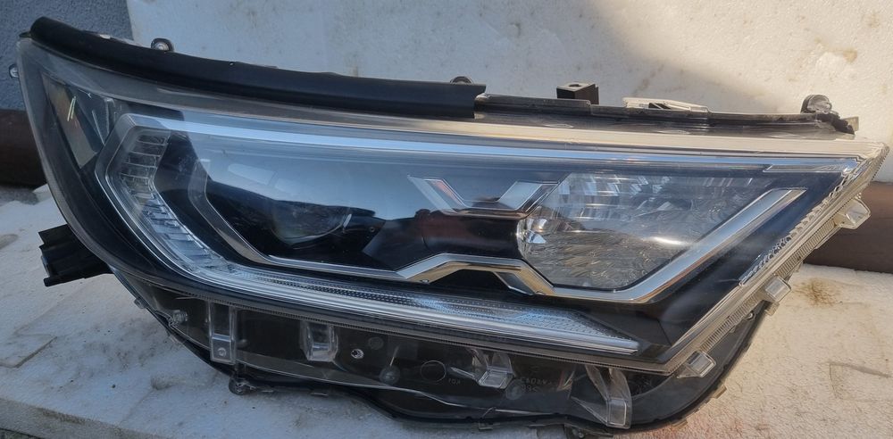 Vând far stânga Toyota RAV 4