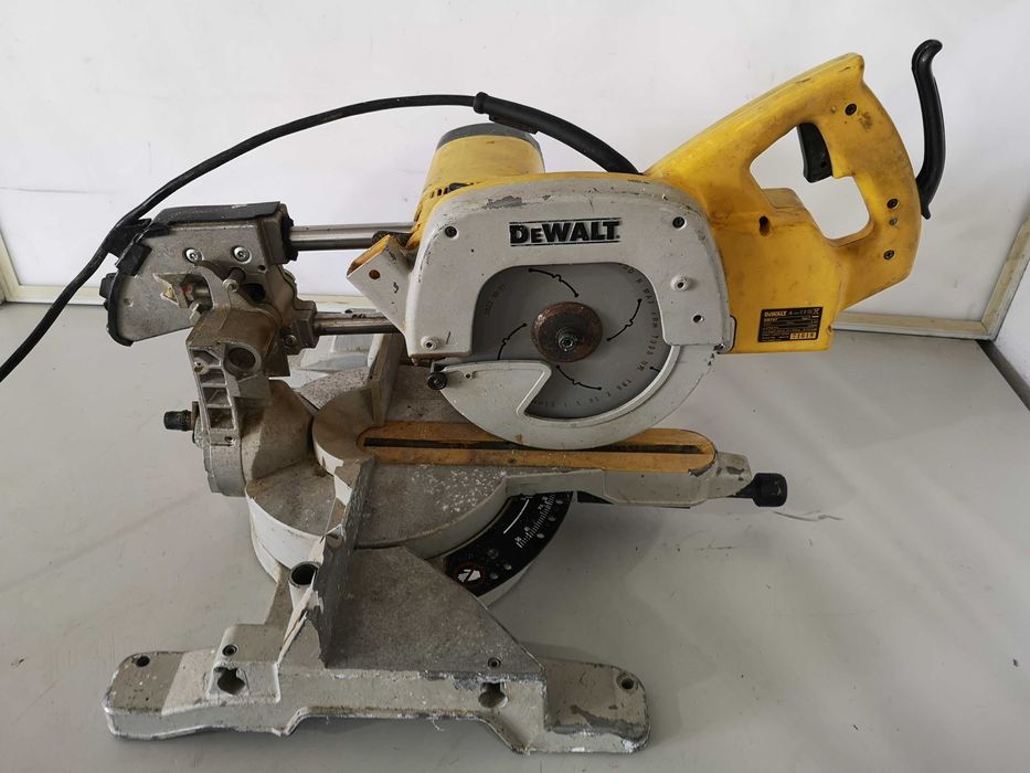 Циркуляр пендула - Dewalt 1200W / 216mm