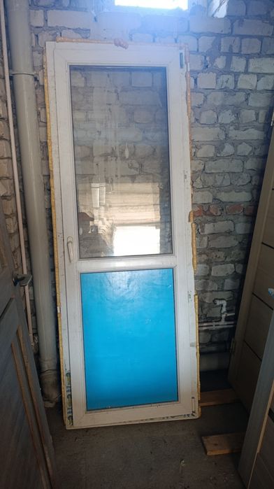 Продам пластиковую дверь