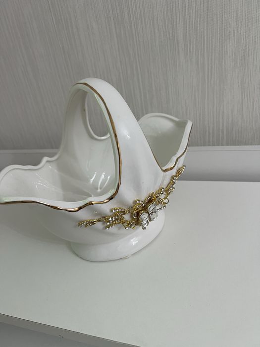 Изящная Декоративная Корзинка/Ваза с ручкой. Фарфор, Золото и Стразы.