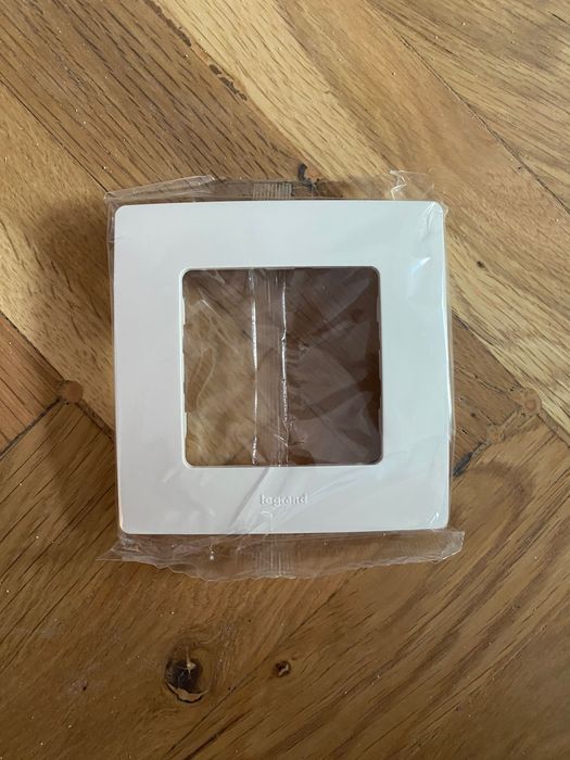 Рамка / и за контакт Legrand Niloe