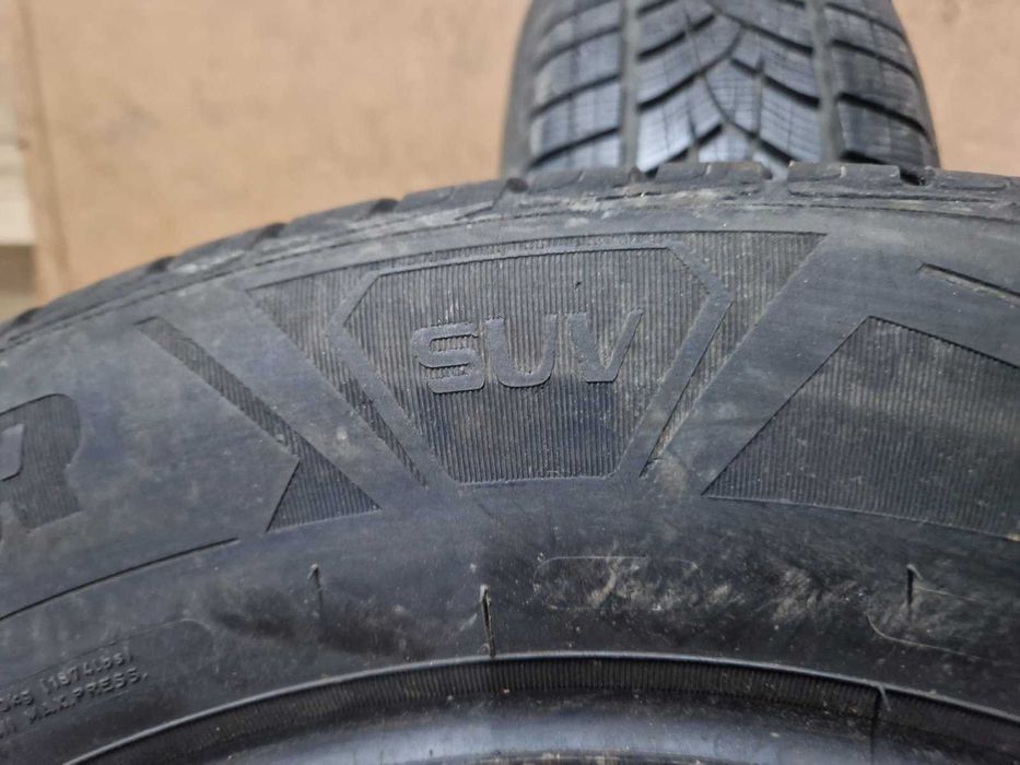 2 Goodyear R17 225/65
зимни гуми
DOT3519
