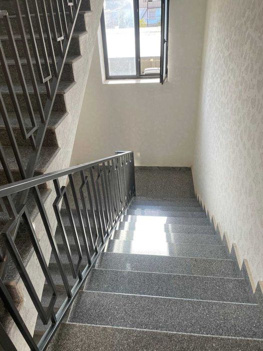 Срочно Квартира сотилади Мебеллари бн Янгийул шахар 3 хона