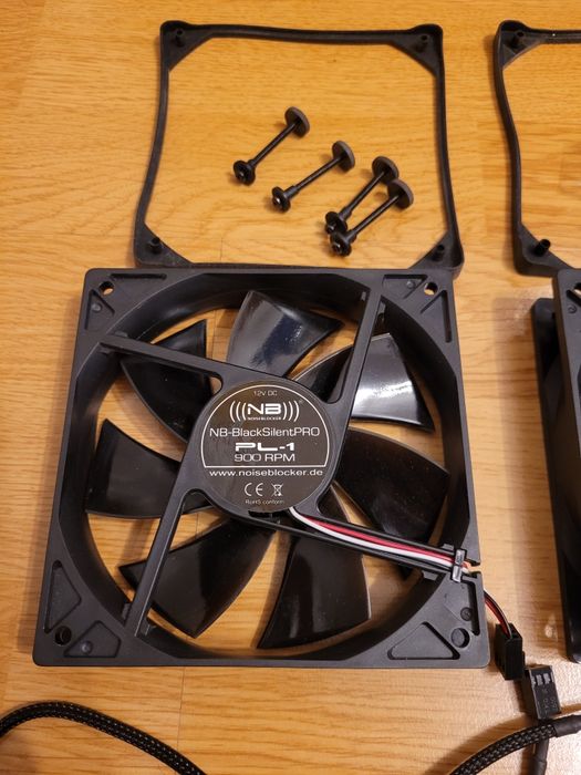 Set ventilatoare PC NoiseBlocker ITR-PL-1 la 900 RPM,120x120x25 mm