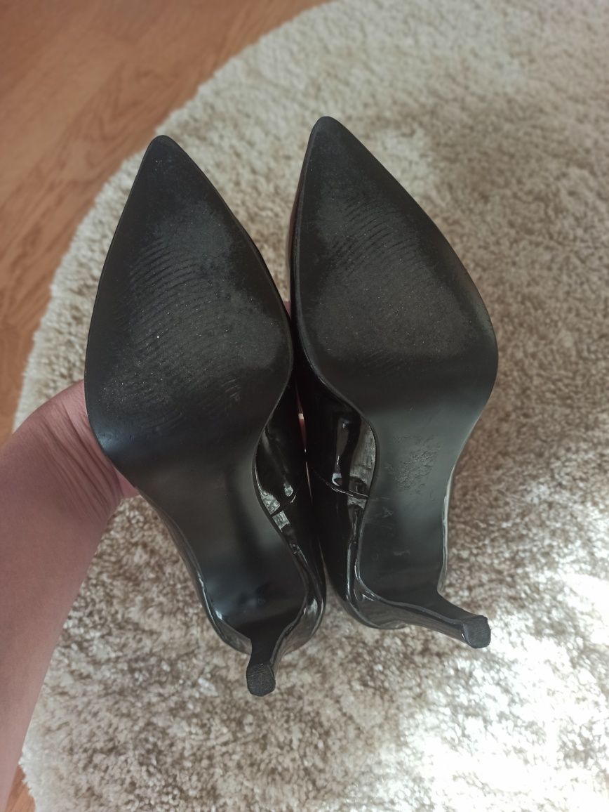 Елегантни, дамски, лачени обувки, размер 37