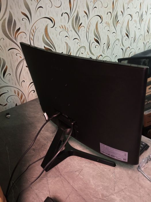 Samsung 24 Curved Essenti. ideal - в идеальном состояние.