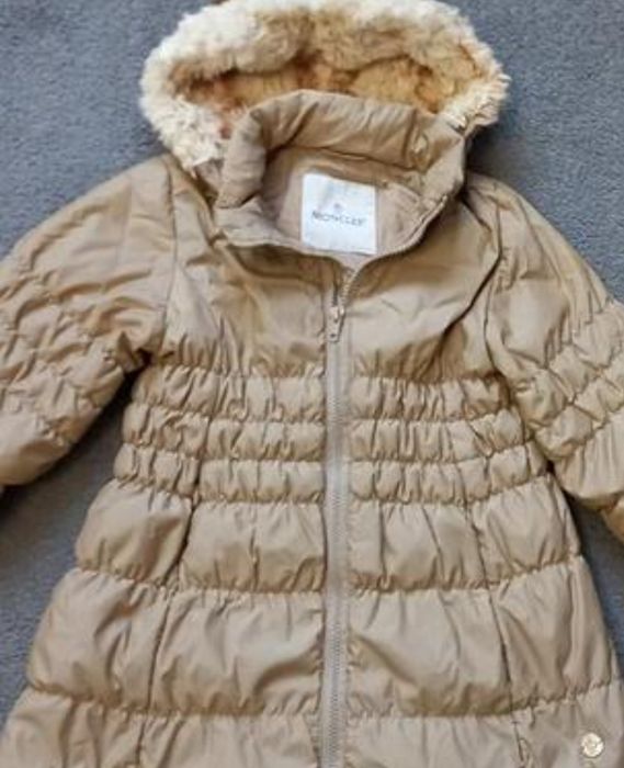 Moncler  Прекрасно пухено яке с качулка от заешки пух!