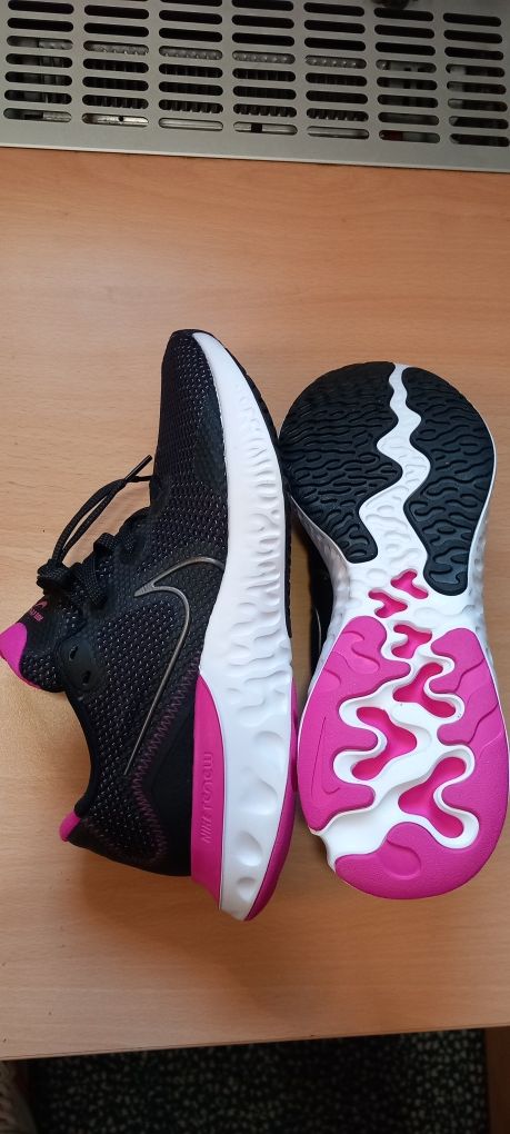 Маратонки NIKE RENEW 41/42