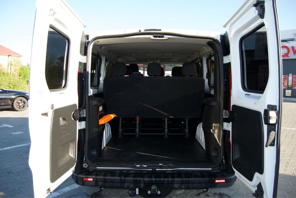 Închiriere auto microbuz 8+1